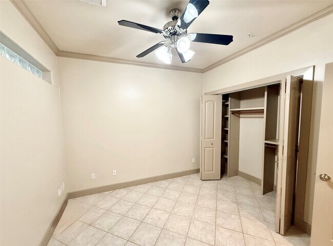 Building Photo - 953 Yale St