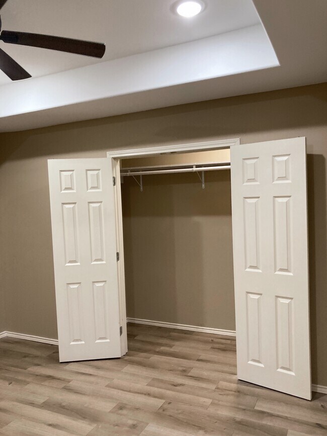 Building Photo - 2113 W Barcelona Ave