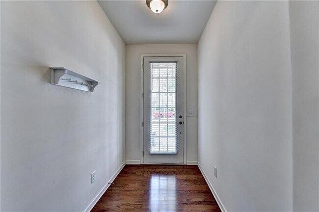 Building Photo - 5880 Vinyard Ln