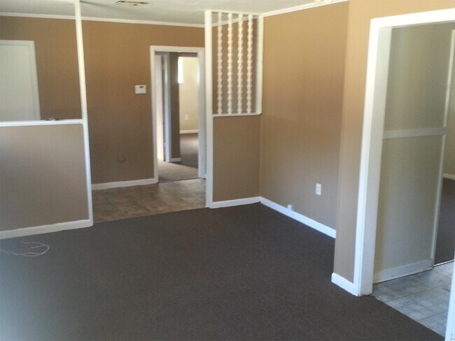 Building Photo - 3019 Lakewood Dr