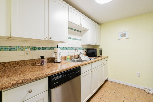 Building Photo - Riverfront 1-Bedroom Condo with Intracoastal Views – Daytona Beach, FL