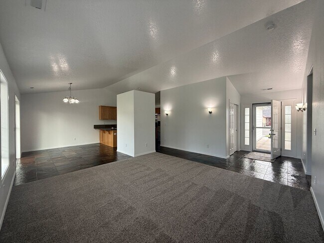 Building Photo - 3 bed, 2 bath- Kennewick Location!