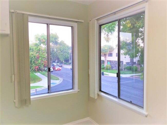 Building Photo - SUNNY TWO BEDROOM ONE BATH Apartment ***