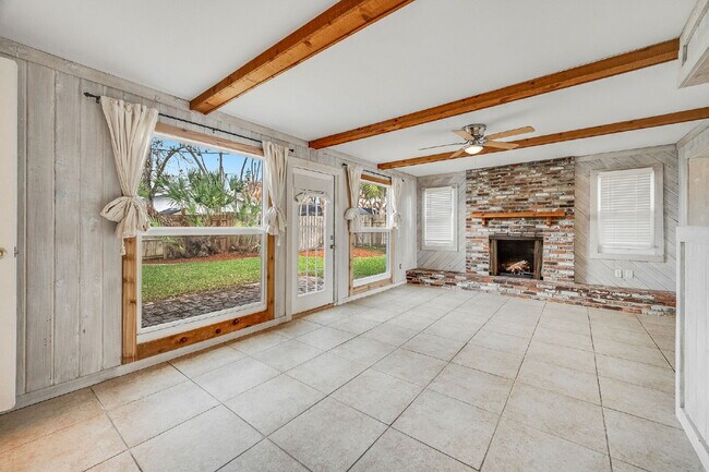 Building Photo - Beautiful 4 bedroom, 2 bathroom in Satellite Beach! NO HOA!!