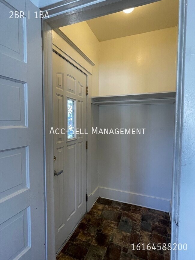 Building Photo - 319 Lane