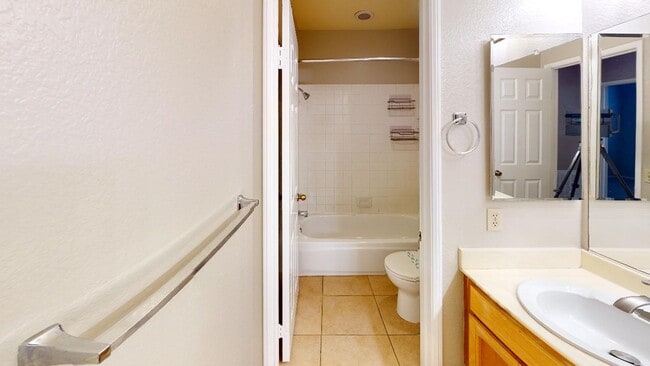 Building Photo - Spacious 4BR/2.5BA Single Level Home in Oc...