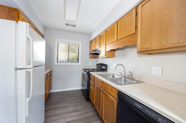 Building Photo - Spacious 3 Bedroom 2 Bath!