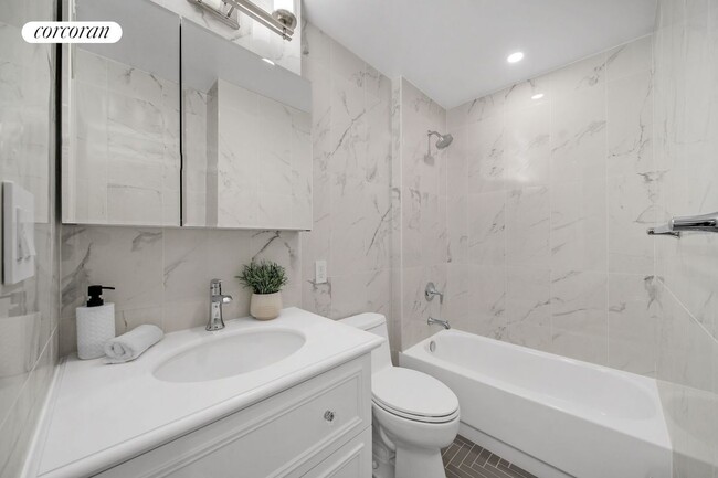Building Photo - 44 E 67th St