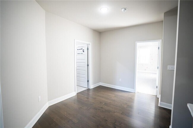 Building Photo - 2215 Manor Pointe Dr