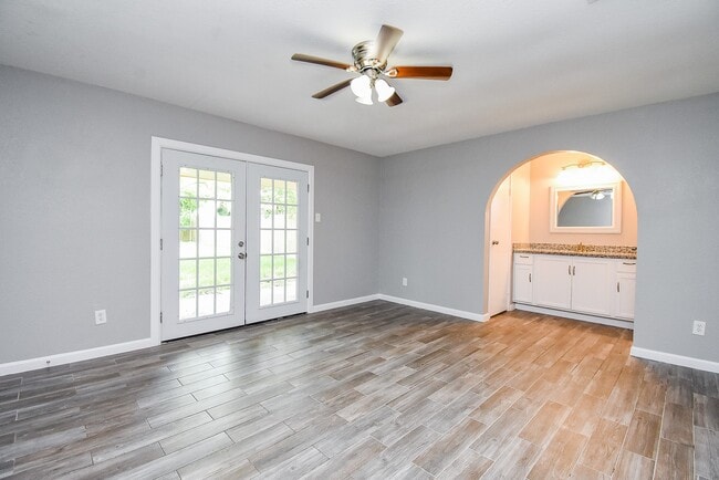 Building Photo - 2110 Hilton Head Dr