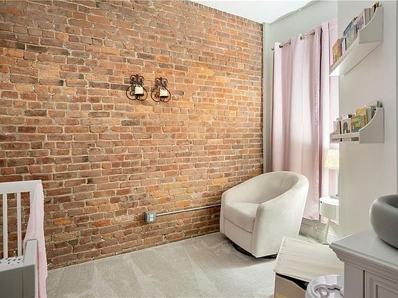 Building Photo - "Spacious 3-Bed Oasis with Granite Eleganc...