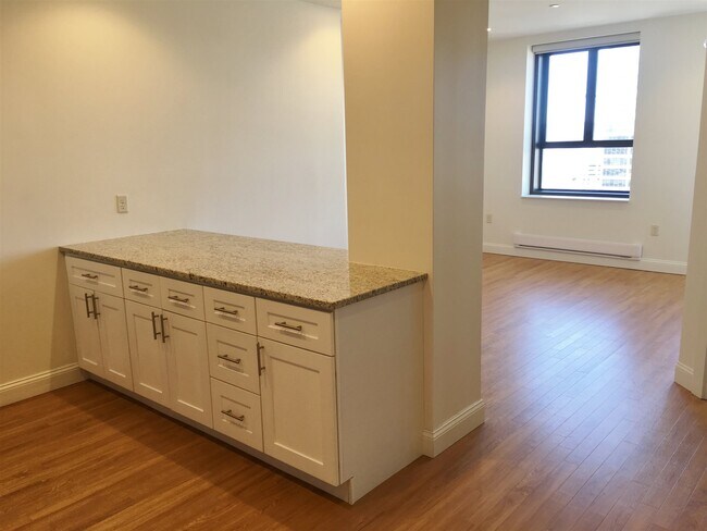 Building Photo - 875 Elm St