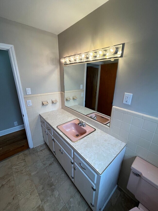 Building Photo - Charming 3-Bedroom 2-Bath with Beautiful Hardwood Floors