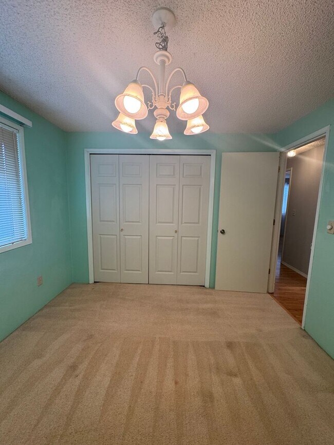 Building Photo - 3 bed 2 bath house with 2 car garage in great area!