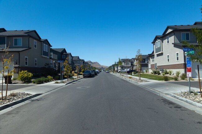 Building Photo - GET THE FIRST MONTHS RENT FOR FREE!!!