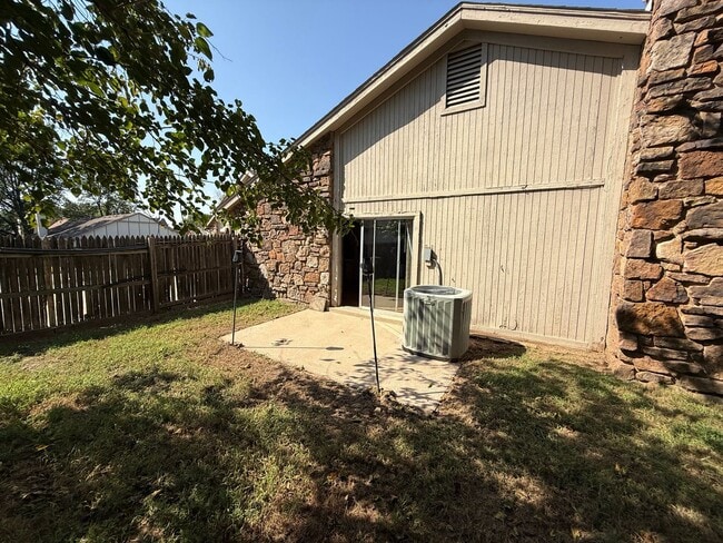 Building Photo - Vaulted Ceilings, Large Great Room! 3 bedr...