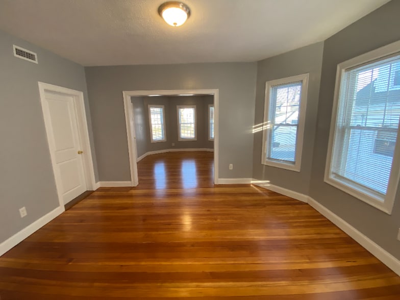 Building Photo - 824 Main St