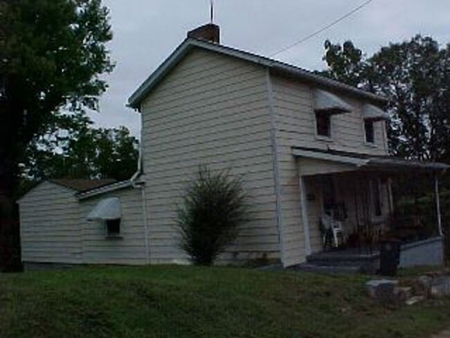 Building Photo - 2 Story House Under $800