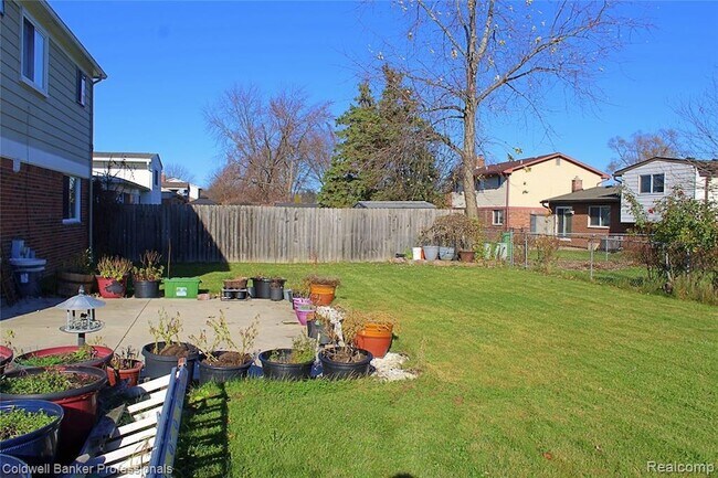 Building Photo - 6586 Carriage Hills Dr