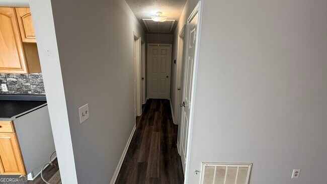 Building Photo - 110 Central Lake Dr