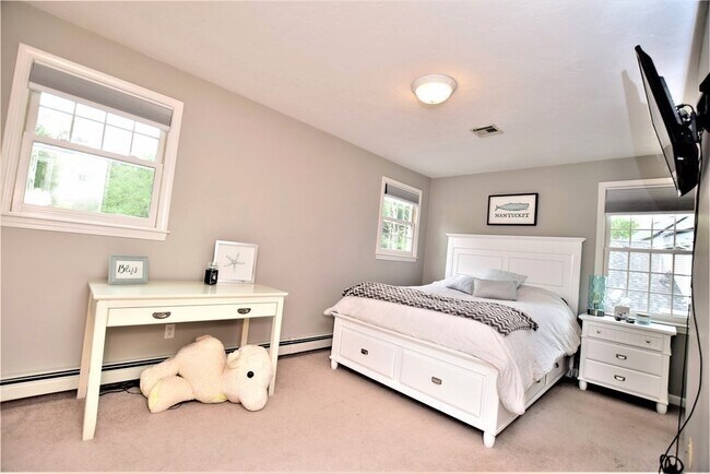 Building Photo - 398 Davis St