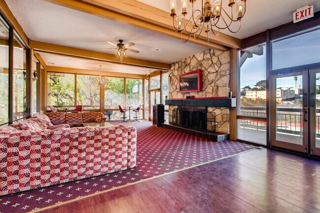 Building Photo - Fantastic 1 Bedroom Condo in Point Loma!!
