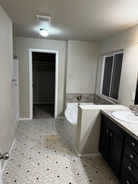 Building Photo - 16522 45th Ave E