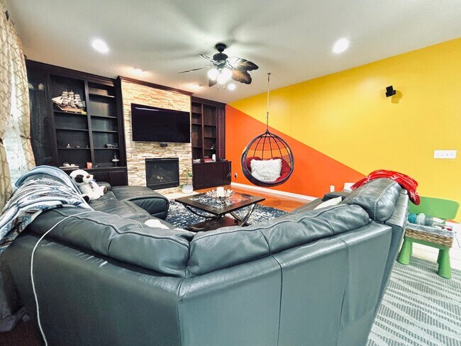 Building Photo - ONE OF A KIND 5bed/4bath!  *HOME THEATER* ...