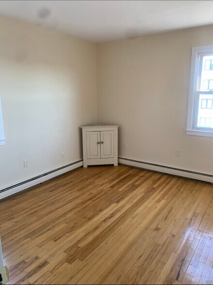 Primary Photo - 324 Strawberry Hill Ave