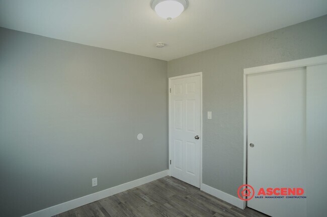 Building Photo - 3-Bedroom Home In East Bakersfield!