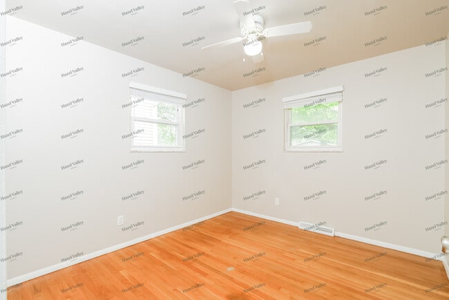 Building Photo - 1825 Violet Dr