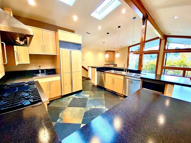 Building Photo - Stunning, 4 Bedroom, 3500 Square Foot, Highland's Home in Boise's North End