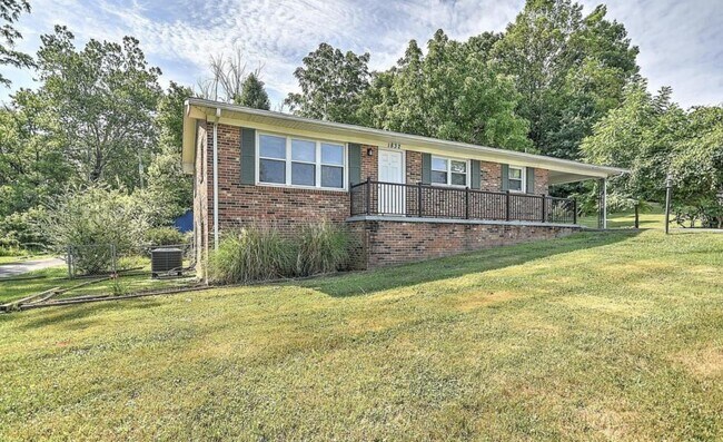 Primary Photo - 1832 W Lakeview Dr