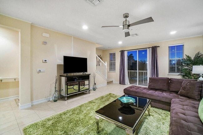 Building Photo - 111 SW 2nd Ave