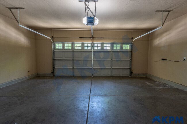 Building Photo - Updated 2-Story, 3 Bedroom 2.5 Bath Single...