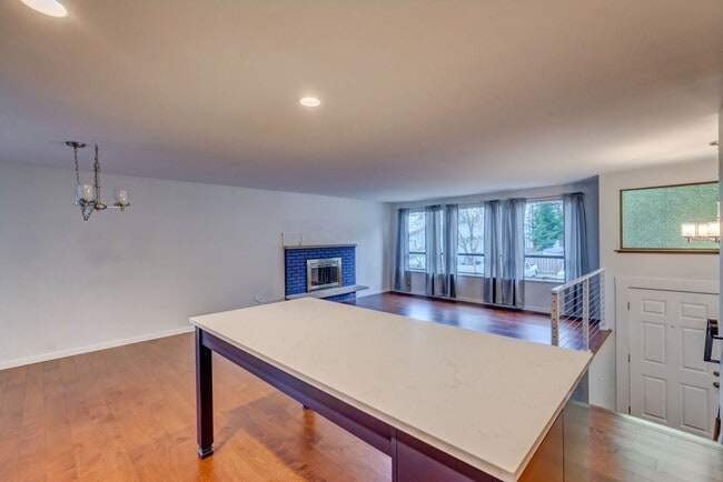 Building Photo - 4 Bedroom 3 Bath Home