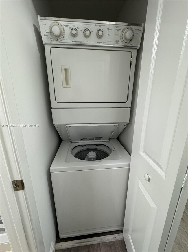 Building Photo - 170 SE 14th St