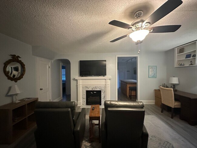 Building Photo - Updated 2 Bed 1 Bath Duplex