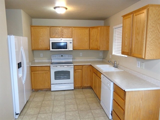 Building Photo - 1836 N Stallion Ln
