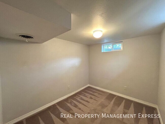 Building Photo - Modern 2 Bedroom + Den, 2 Bath House