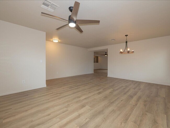 Building Photo - 3 Bedroom 2 Bathroom with Den