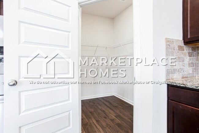 Building Photo - 484 Emporia Loop
