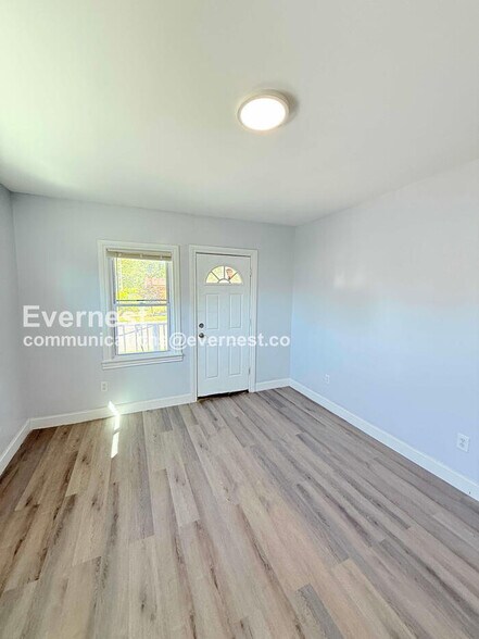 Building Photo - 2484 Woodmere St