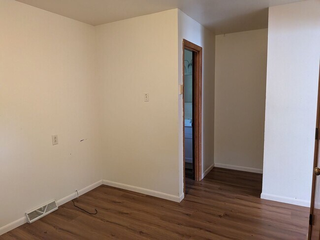 Building Photo - 805 S Fairview Rd