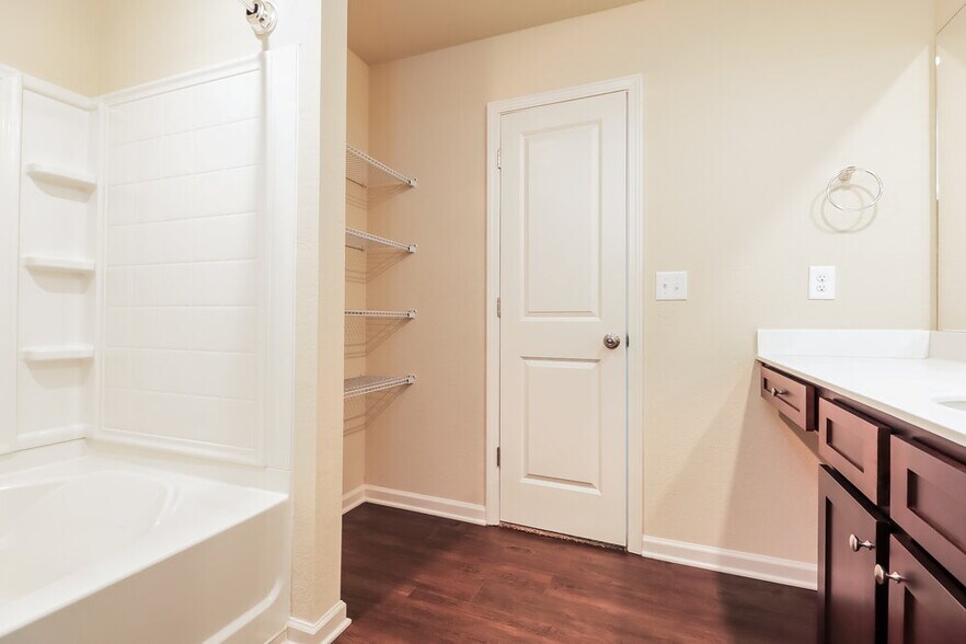 Building Photo - 416 Vermeer Ct