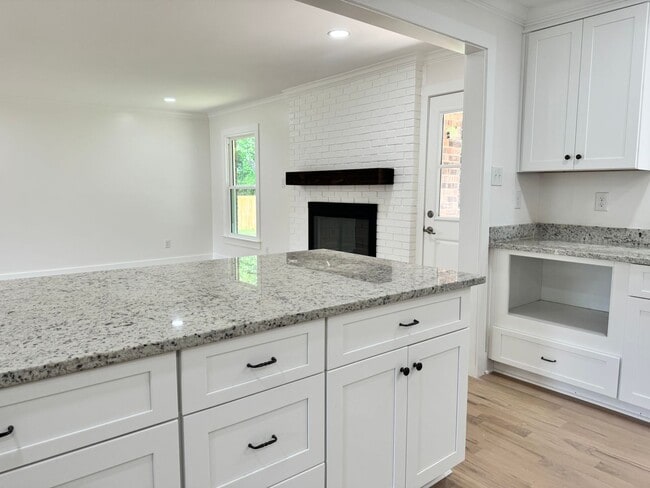 Building Photo - Renovated 3 BR Home in the Heart of Murfreesboro