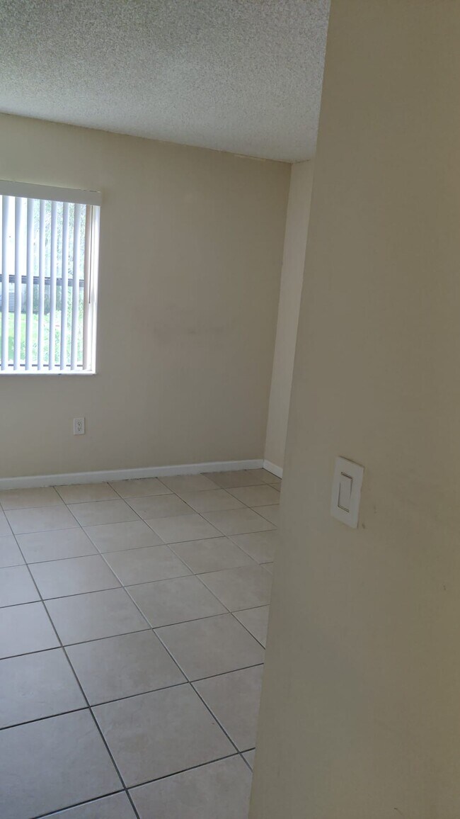 Building Photo - 9427 Fontainebleau Blvd