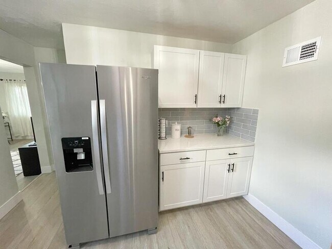 Building Photo - 7591 Amherst Ave