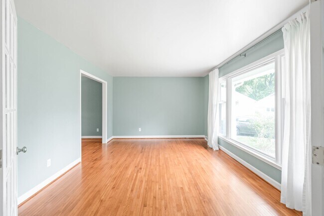 Building Photo - 3 Bedroom home in Coventry Woods!