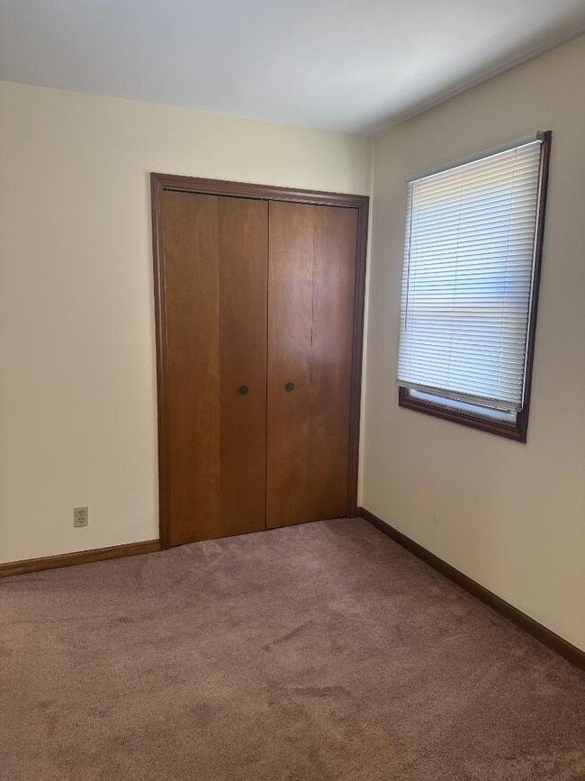 Building Photo - 855 Butternut Dr